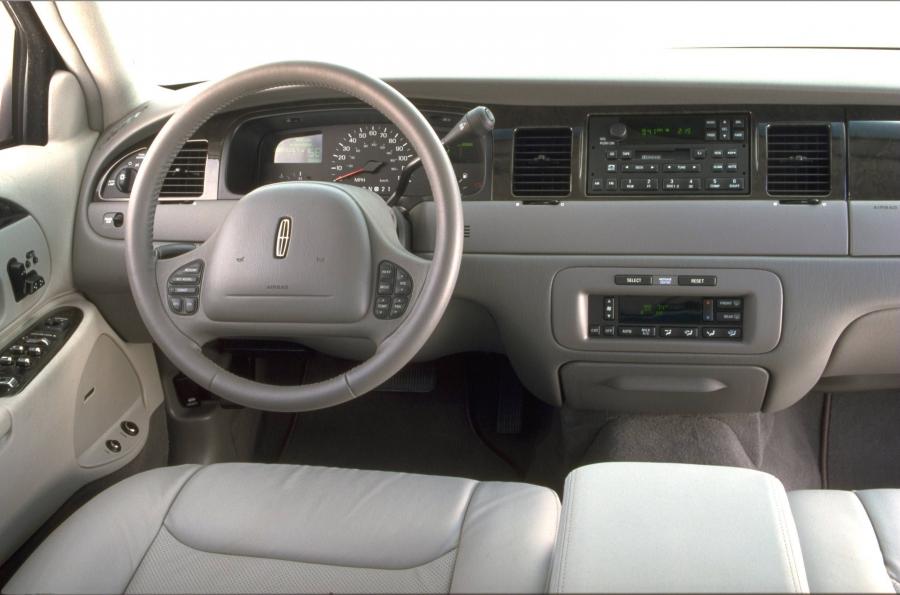  Lincoln Town Car 1998 года  (фото 38 из 77)